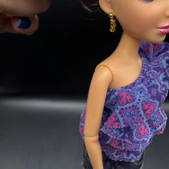 2009 Spinmaster Liv Doll With Outfit, Jewelry, Gold Shoes and Brown Wig - Picture 5 of 8